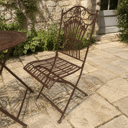 Braun patiniertes Gartenmöbel-Set mit Klappstühlen