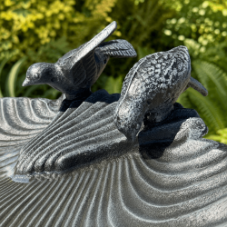 Grand bain d’oiseaux sur pied en fonte – Vasque coquillage 48 cm
