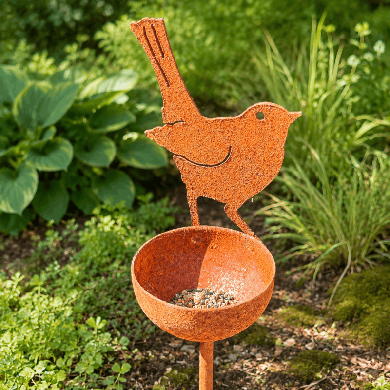 Vogelfutterstelle mit Erdspieß, kleiner Futterschale und Ziervogel