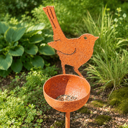 Vogelfutterstelle mit Erdspieß, kleiner Futterschale und Ziervogel