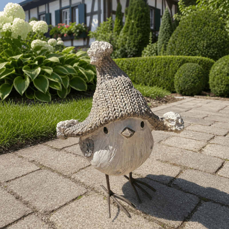 Weihnachtsvogel aus Kunstharz mit Strickmütze | 13 cm