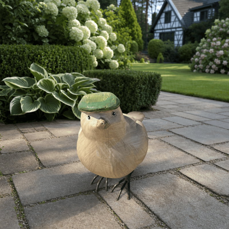 Vogelfigur aus Kunstharz mit grüner Baskenmütze