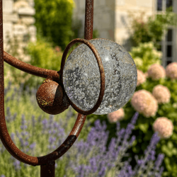 Glaskugel als Gegengewicht am Krähen Garten-Mobile