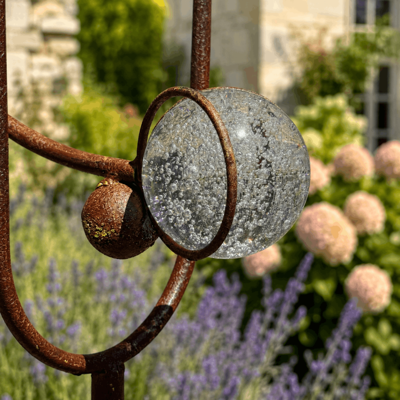 Glaskugel als Gegengewicht am Krähen Garten-Mobile