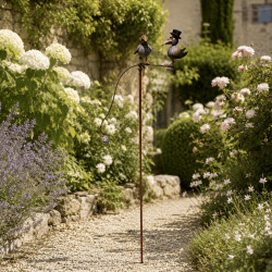 Bewegliche Gartendekoration mit zwei Krähen auf Erdspieß