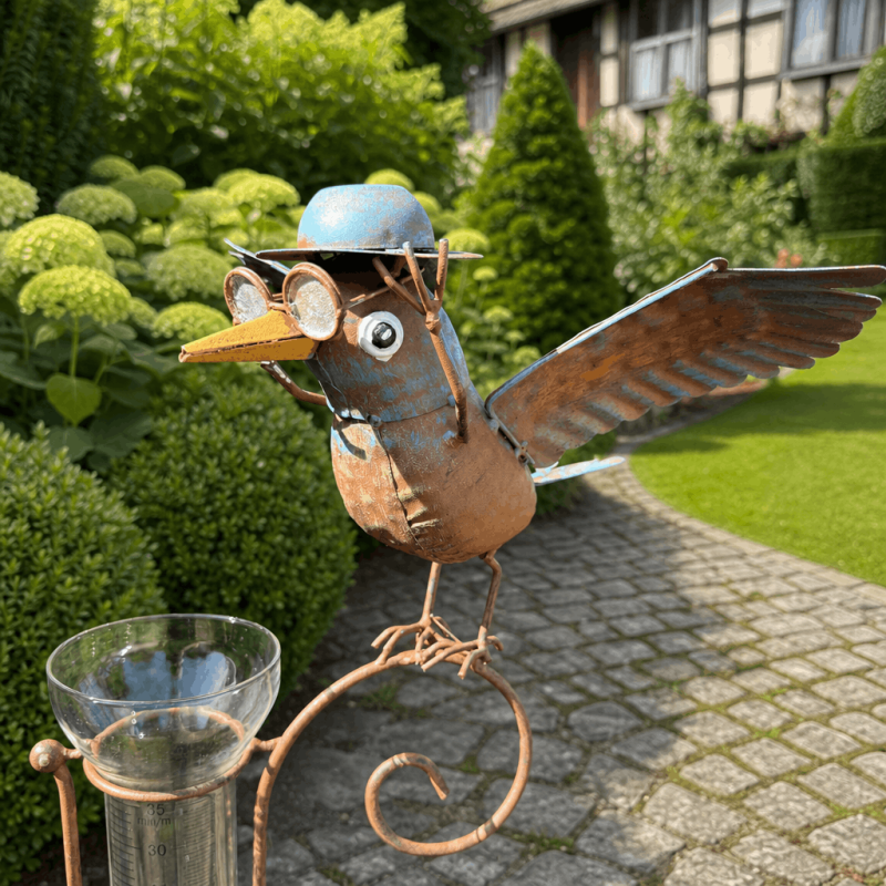 Metallrabe mit ausgebreiteten Flügeln auf einem Gartenregenmesser