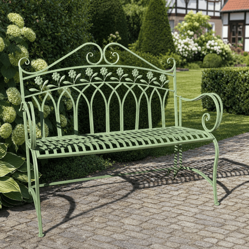 Patinierte romantische Gartenbank aus Metall in Salbeigrün