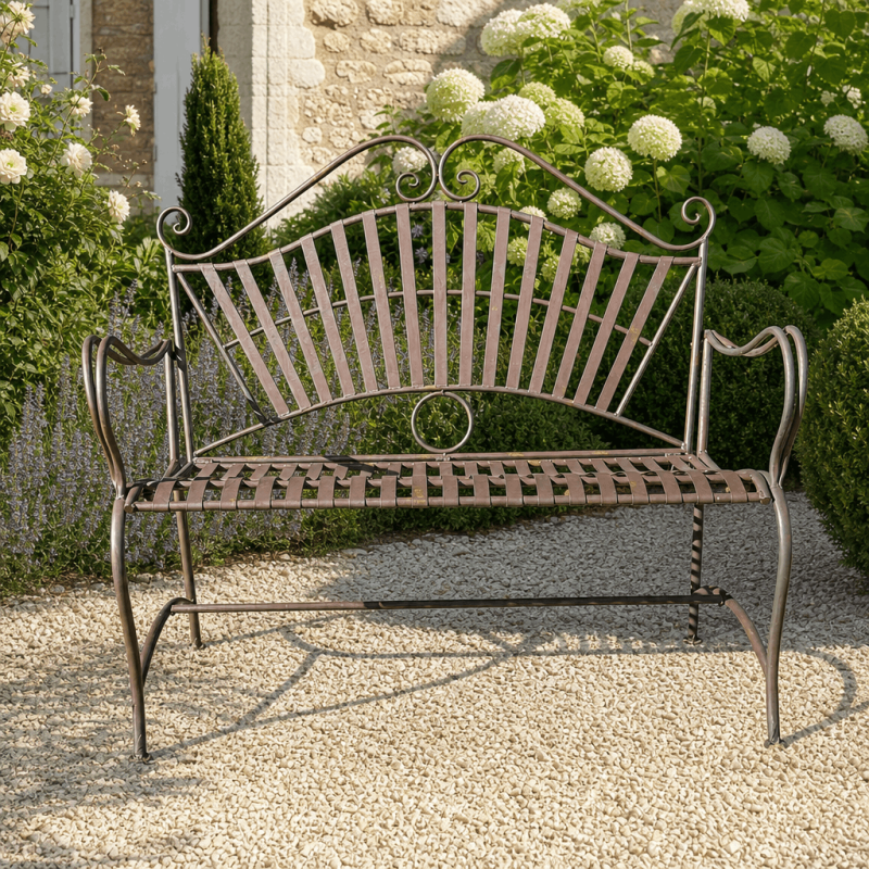 Rostbraune, patinierte Schmiedeeisen-Gartenbank mit Arabesken