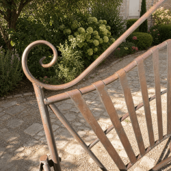 Detailansicht der Arabesken und der Rückenlehne der schmiedeeisernen Gartenbank
