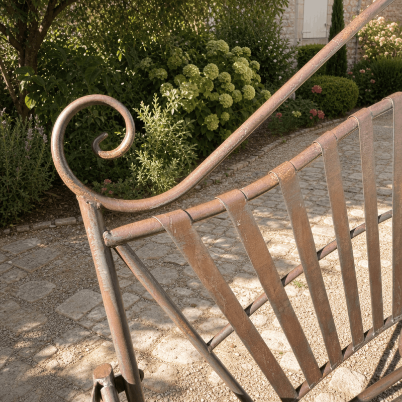 Detailansicht der Arabesken und der Rückenlehne der schmiedeeisernen Gartenbank