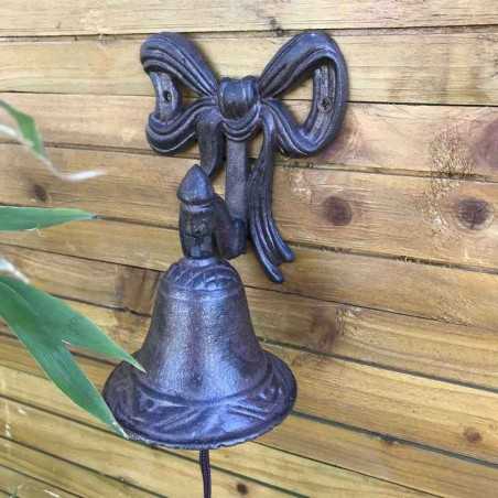 Gusseisen-Glocke mit Schleifenmotiv für Tür, Garten und Tor – kunstvoll inszeniert