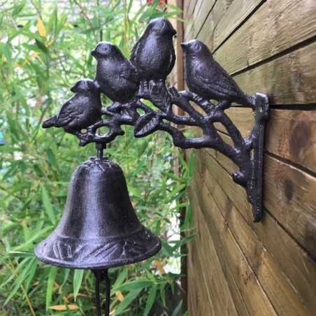 Gusseisen-Glockenspiel mit in Szene gesetzten Vögeln