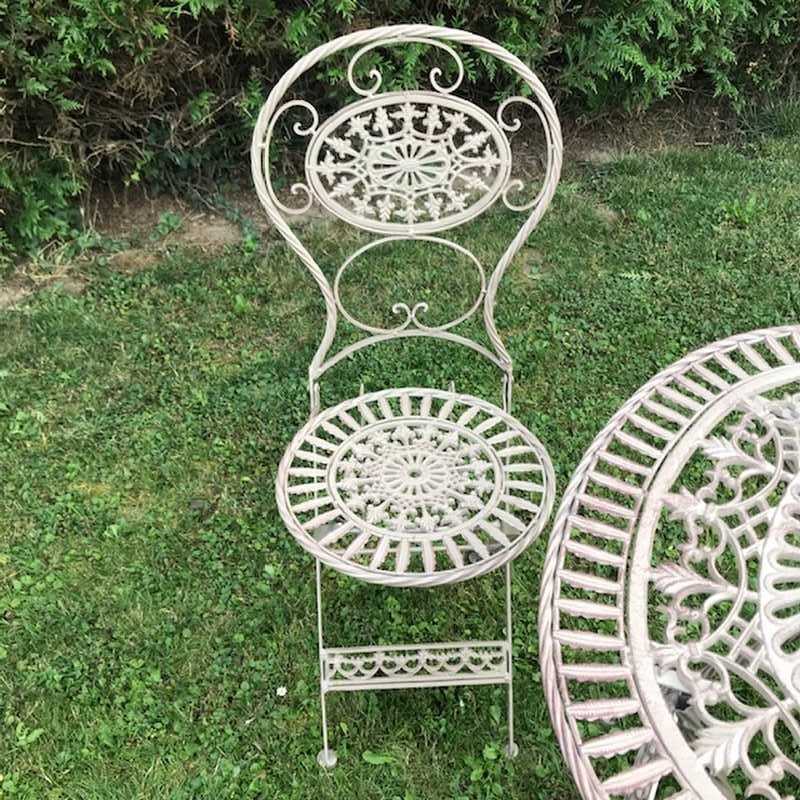 Bistro-Gartenmöbel-Set mit braun patinierter Eisen- und Gusseisenoptik, Gesamtansicht des Stuhls