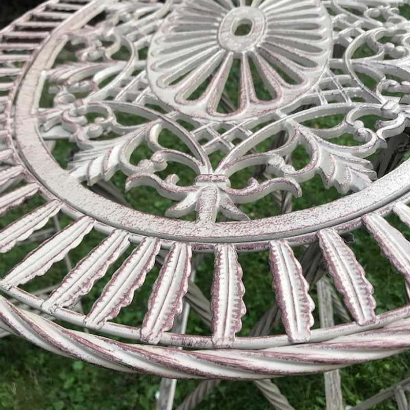 Bistro-Gartenmöbel-Set mit brauner Patina aus Eisen und Gusseisen, Ansicht des Gusseisenmusters auf dem Tisch