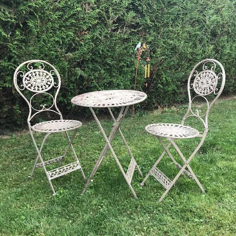 Bistro-Gartenmöbel-Set in braun patiniert aus Eisen und Gusseisen, Gesamtansicht inszeniert