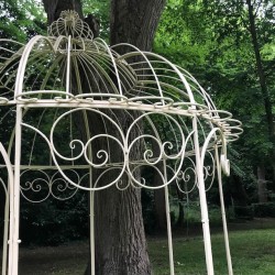 Gloriette, Pavillon, Pergolen, Gartenbelvedere aus Eisen in Vanillefarbe, Detailansicht des Dachs