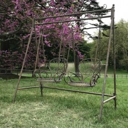 Schaukelstuhl Fauteuil à bascule aus Eisen und patinierter grauer Gusseisen-Optik für den Außenbereich, Seitenansicht