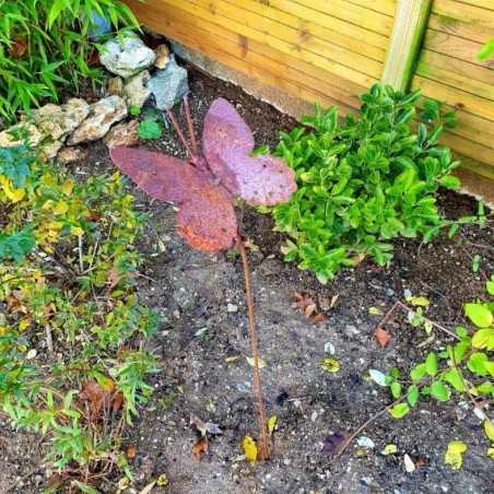 Dekorativer Gartenpfahl aus Eisen in Rostfarbe mit Schmetterlingsmotiv