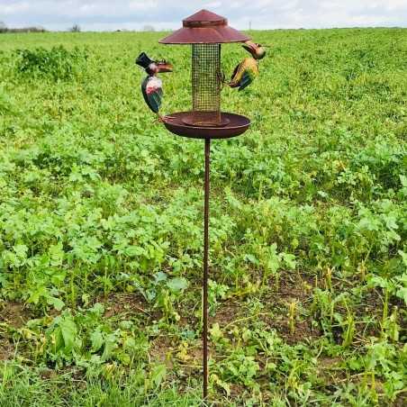 Dekorativer Gartenpfahl, Futterstelle aus Eisen mit bunten Krähen