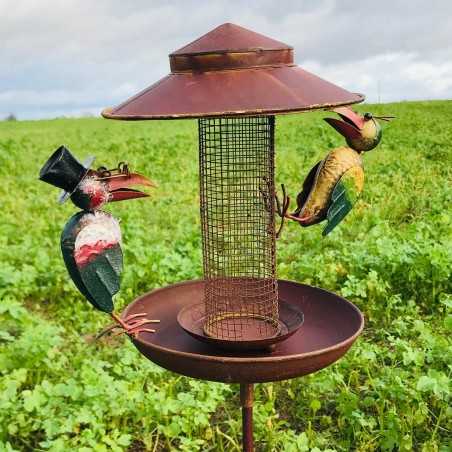Dekorativer Gartenpfahl, Futterstelle aus Eisen mit bunten Krähen
