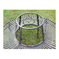 Runde Gartenbank – Detail von Rückenlehne und Baumöffnung