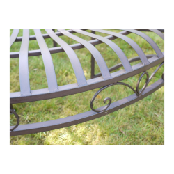 Baumbank mit brauner Patina – Detail der Sitzfläche