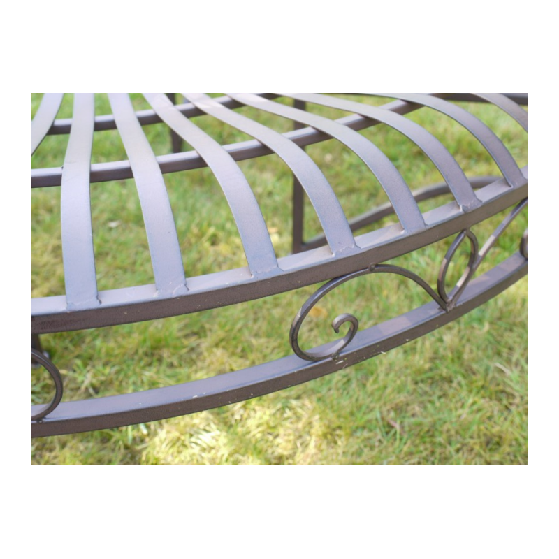 Baumbank mit brauner Patina – Detail der Sitzfläche
