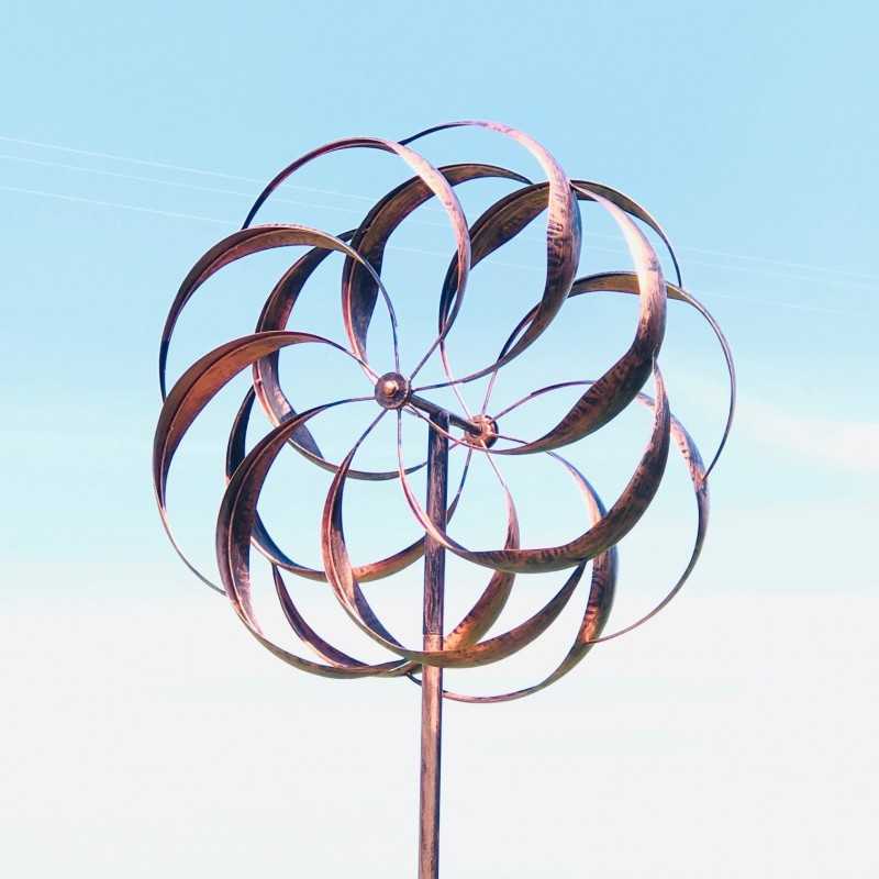 Dekorative Gartenwindmühle Modell Chinon | Gartenwindmühle aus Metall mit kupferfarbener Patina