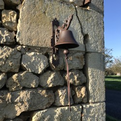 Große Gusseisen-Glocke für die Tür H 34 cm mit Arabesken-Motiv