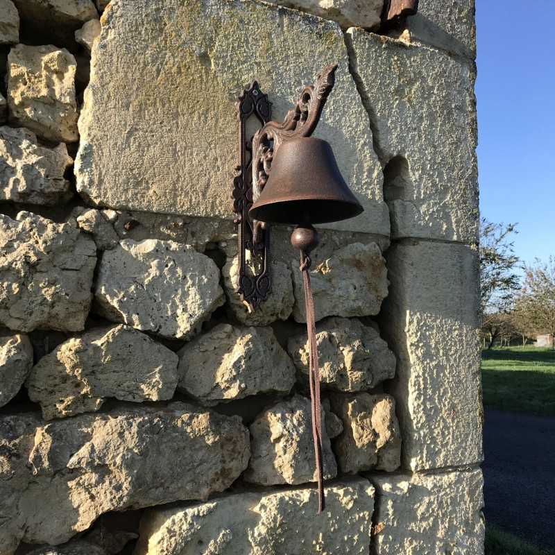 Große Gusseisen-Glocke für die Tür H 34 cm mit Arabesken-Motiv