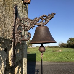Große Gusseisen-Glocke für die Tür H 34 cm mit Arabesken-Motiv