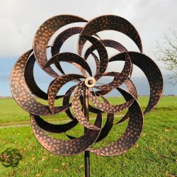 Dekoratives Gartenwindrad Mongenan aus Metall mit kupferfarbener Patina