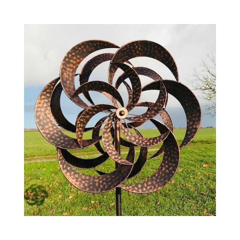 Dekoratives Gartenwindrad Mongenan aus Metall mit kupferfarbener Patina
