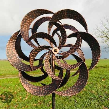 Dekoratives Gartenwindrad Mongenan aus Metall mit kupferfarbener Patina