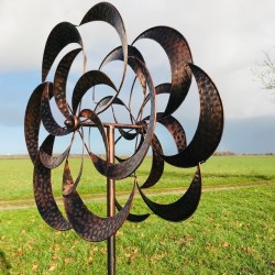 Gartenwindrad mit horizontaler Achse und automatischer Windausrichtung