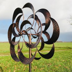 Kupferfarbenes Gartenwindrad aus Metall auf verstärktem Mast