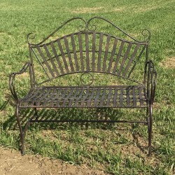 Gartenbank aus Schmiedeeisen mit Arabesken, in Szene gesetzt