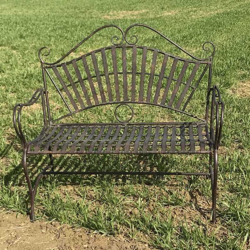 Gartenbank aus Schmiedeeisen mit Arabesken, in Szene gesetzt