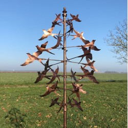 Gartenwindrad mit zahlreichen Schwalben in Kupferoptik