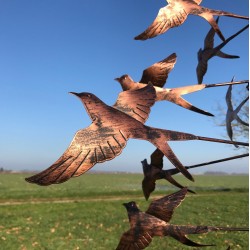 Gartenwindmühle aus Metall dekorative Gartenwindmühle mit Schwalbenmotiv Detailansicht