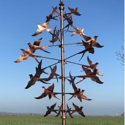 Gartenwindmühle aus Metall dekorative Gartenwindmühle mit Schwalbenmotiv Nahaufnahme