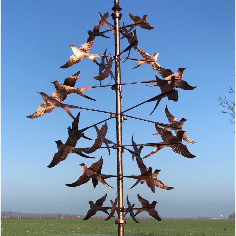 Gartenwindmühle aus Metall dekorative Gartenwindmühle mit Schwalbenmotiv Nahaufnahme