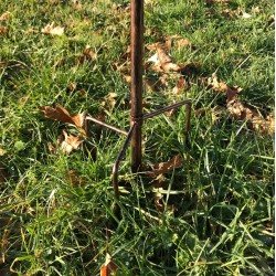 Gartenwindmühle aus Metall dekorative Gartenwindmühle mit Schwalbenmotiv, Ansicht vom Fuß mit Erdspießhalterung