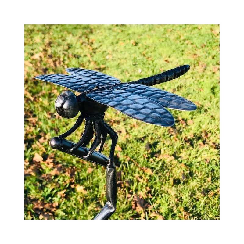 Pluviometer Original Dekorativ Libelle aus geschmiedetem Edelstahl H134 cm Nahaufnahme der Libelle