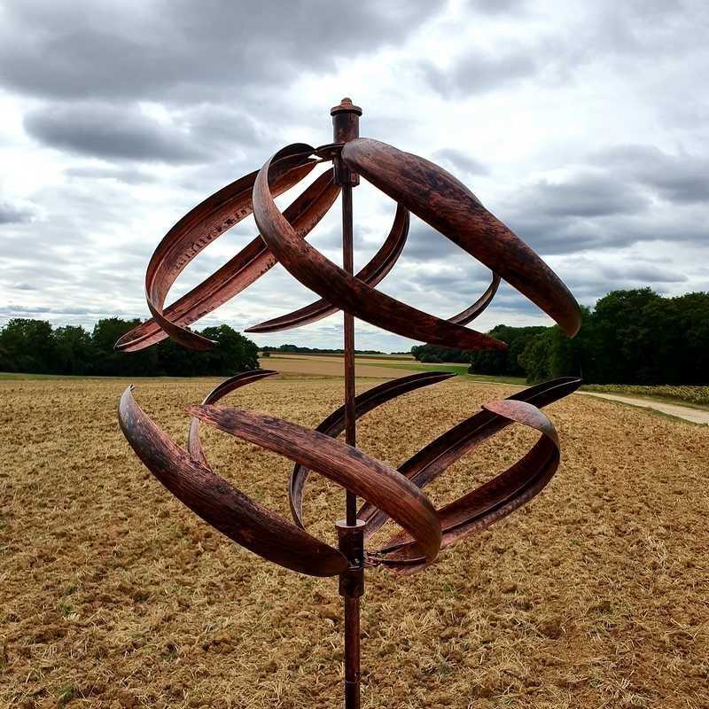 Dekorative Gartenwindmühle aus Eisen mit gebürsteter kupferfarbener Kugel, Modell LANGEAIS