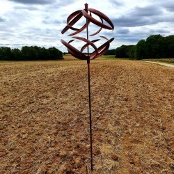 Dekorative Gartenwindmühle aus Eisen mit Kugel auf Mast