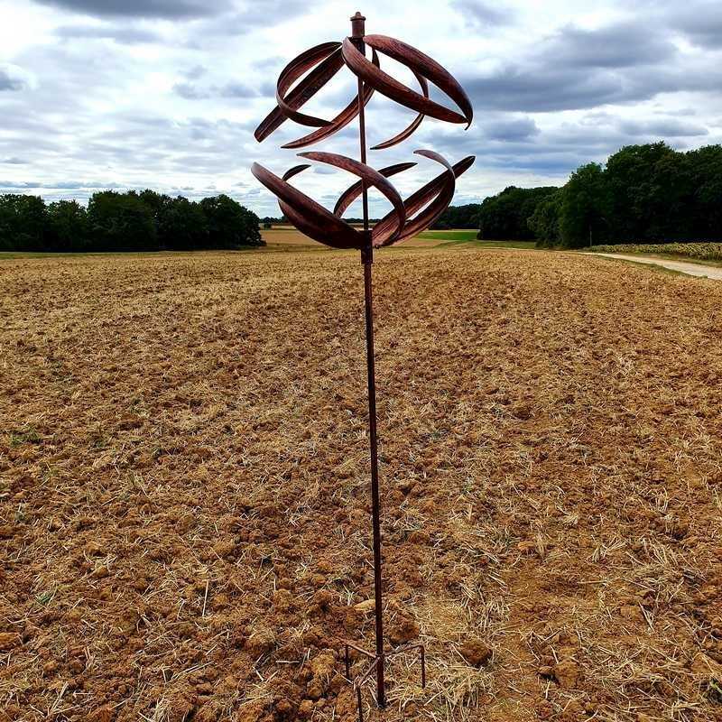 Dekorative Gartenwindmühle aus Eisen mit Kugel auf Mast