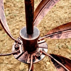 Dekorative Gartenwindmühle aus Eisen mit gebürsteter kupferfarbener Kugel, Modell LANGEAIS