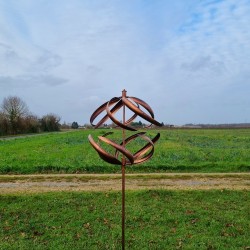 Große dekorative Gartenwindmühle aus Metall mit gebürsteter kupferfarbener Kugel, Modell LANGEAIS