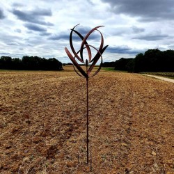 Dekorative Gartenwindmühle Ganzansicht mit Spieß und Haken